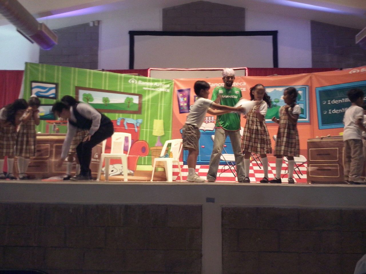 Obra de teatro la familia luchon tuxtla 0315-03.jpg